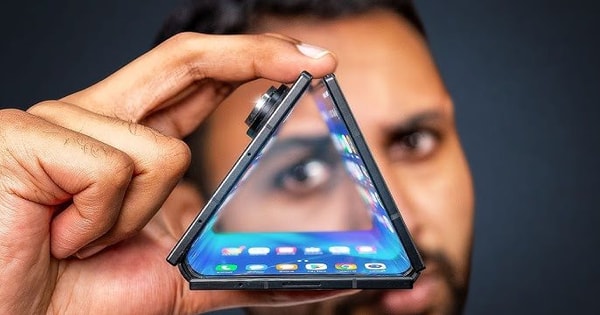 Samsung ra mắt điện thoại gập ba đầu tiên, giá khởi điểm gần 65 triệu đồng