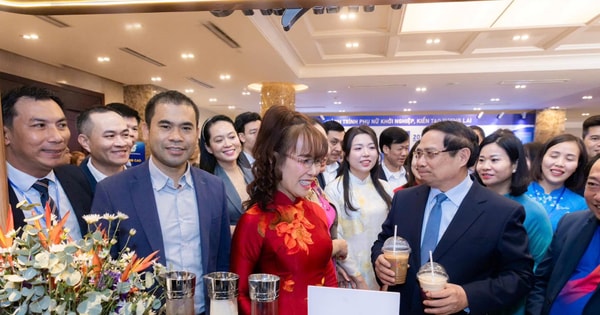 Ghé 'tiệm cà phê' của tỷ phú Nguyễn Thị Phương Thảo, Thủ tướng 'hai tay cầm hai cốc' mang về: Vứt đi thì lãng phí!