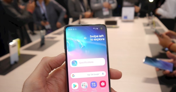 Khen thì lắm mà chê cũng nhiều, vậy tại sao ra cửa hàng "cứ 3 người lại có 1 người" mua điện thoại Samsung?