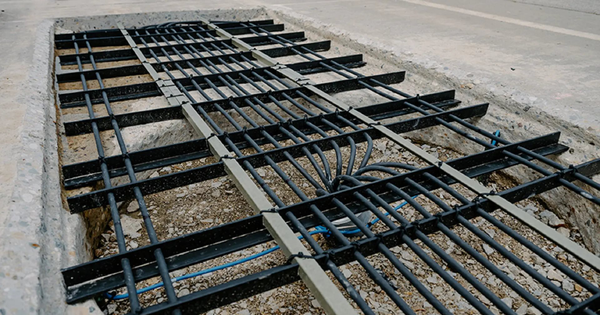 Phát minh có thể thay đổi tương lai ngành vận tải: xe điện vừa sạc vừa đi ở tốc độ 105 km/h, hệ thống pin nằm sâu dưới mặt đường cao tốc