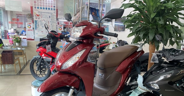 Xe máy điện lên ngôi - xe máy xăng hết thời 'làm giá': Người tiêu dùng hưởng lợi kép