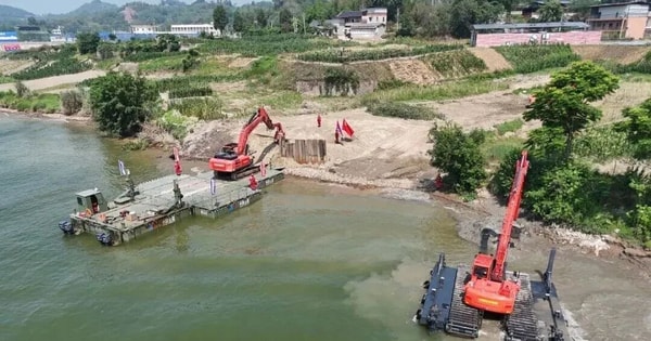 Phát minh của Trung Quốc làm rung chuyển ngành xây dựng và cứu hộ: máy xúc 'biến hình' thành tàu thủy, hoạt động liên tục 12 giờ giữa vùng lũ lụt