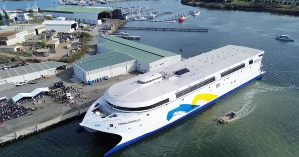 Không phải đến từ Mỹ hay Trung Quốc, tàu điện lớn nhất thế giới vượt thử nghiệm trên biển: Dài 130m, pin nặng 275 tấn, sạc pin chỉ mất 40 phút