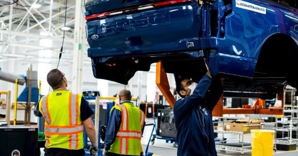 Thời hoàng kim của xe xăng quay trở lại: Loạt hãng lớn từ bỏ xe điện vì không thể bù lỗ, người dân thờ ơ với EV vì trợ cấp không còn