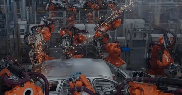 Sự hồi sinh của xe xăng: Lệnh cấm động cơ đốt trong được đề xuất hủy bỏ, nhiều hãng đồng loạt hủy kế hoạch làm xe điện