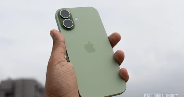 Dù là fan cứng Android, tôi phải "cay đắng" thừa nhận chiếc iPhone này mới đúng là điện thoại của năm 2025