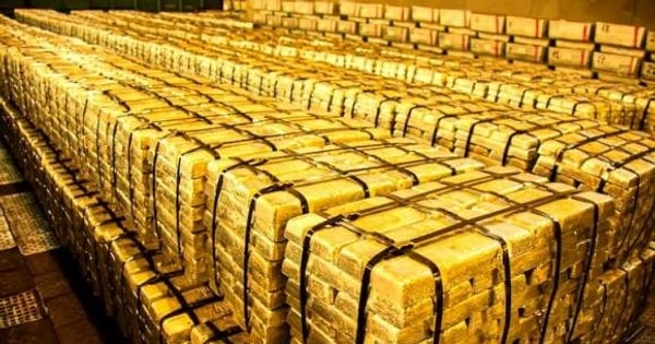 Giá vàng sát 160 triệu đồng, nhà đầu tư động viên nhau "cố lên, sắp về bờ"