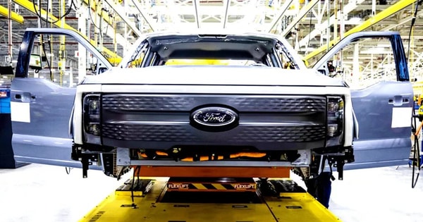 Sốc: Hãng xe lớn nhất nước Mỹ thừa nhận đi sau Trung Quốc 10 năm, buộc phải hợp tác nếu không muốn khoảng cách ngày càng lớn.