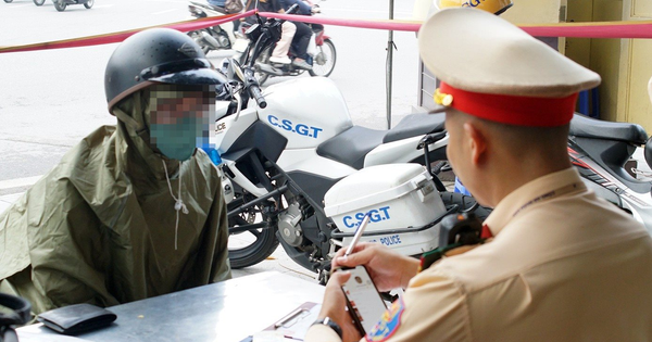 Đi xe máy lên vỉa hè bị phạt bao nhiêu tiền mà người dân cần chú ý?