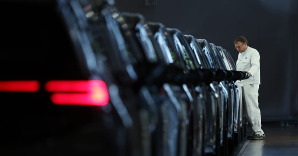 Mỹ quay lưng với xe điện, doanh số Volkswagen ‘rơi tự do 20%’ vì đặt cược sai, trong khi Toyota thăng hoa với xe Hybrid