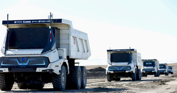 Phát hiện 100 xe tải Trung Quốc không người lái, hoạt động liên tục 24/7, bí mật khai thác kho báu lộ thiên lớn chưa từng có