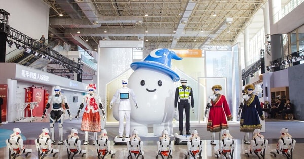 Hãng xe xây nhà máy ở Hưng Yên khoe robot hình người có thể nói được 10 thứ tiếng, di chuyển như người thật