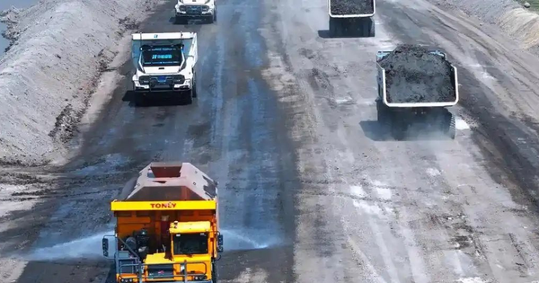 Phát hiện 100 xe tải không người lái, không buồng lái hoạt động liên tục 24/7 suốt hơn 180 ngày, bí mật khai thác 1 kho báu lộ thiên
