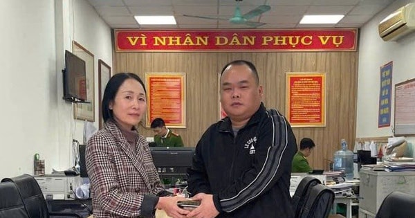 Phát hiện 2 cây vàng, 1 thẻ ngân hàng có 300 triệu đồng ngay trước cổng Công an tỉnh