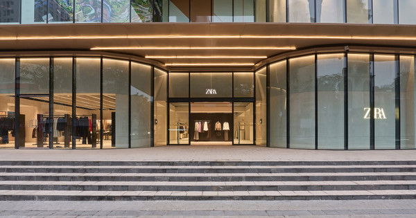 Cảnh tượng khác lạ tại cửa hàng rộng 1.800 m2 của Zara trong Hanoi Centre