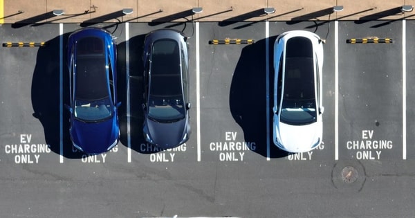 Đốt 65 tỷ USD trong 1 năm vì xe điện rồi ‘vỡ mộng’, các tập đoàn quay về làm ô tô xăng