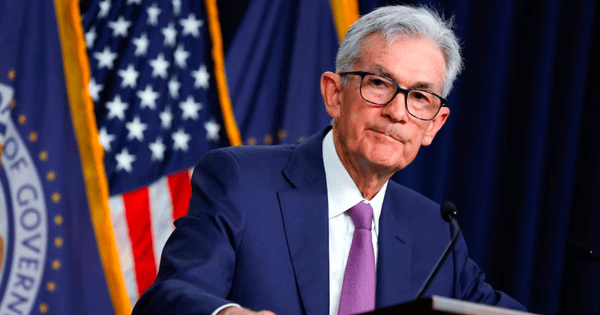 Fed giữ nguyên lãi suất ở mức cao nhất trong hơn 3 thập kỷ, các quan chức có động thái hiếm thấy